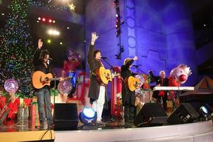 LOS ANGELES, NOV 20 -  Ronn Moss, Peter Beckett, Player at the Hollywood and Highland Tree Lighting Concert 2010 at Hollywood and Highland Center Cour on November 20, 2010 in Los Angeles, CA photo