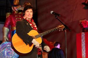 los angeles, 20 de noviembre - ronn moss en el concierto de iluminación de árboles de hollywood y highland 2010 en hollywood and highland center cour el 20 de noviembre de 2010 en los angeles, ca foto