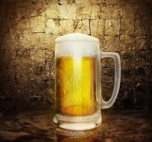 vaso de cerveza sobre fondo de color dorado oscuro. renderizado 3d foto