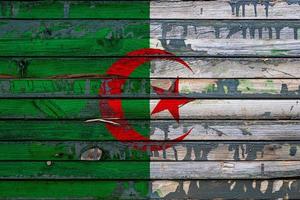 la bandera nacional de argelia está pintada en tablas irregulares. símbolo del país. foto