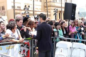 los angeles, 9 de mayo - jason thompson, fanáticos en la ceremonia de la estrella del paseo de la fama de rick springfield hollywood en hollywood blvd el 9 de mayo de 2014 en los angeles, ca foto