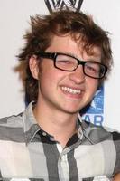 los ángeles, 11 de agosto - angus t. jones llegando al evento de verano be a star en el hotel andaz el 11 de agosto de 2011 en los angeles, ca foto