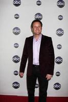 los angeles 10 de enero - chris harrison llega a la fiesta de la gira de prensa de disney abc television group s tca invierno 2011 en el hotel langham huntington el 10 de enero de 2011 en pasadena, ca foto