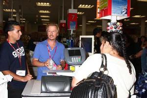 los angeles, 3 de julio - empleados de david spade en k-mart para apoyar march of dimes y promover la película grow ups 2 en k-mart el 3 de julio de 2013 en los angeles, ca foto