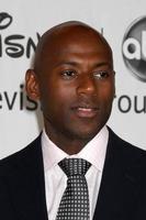 los angeles 1 de agosto - romany malco llega a la fiesta de la gira de prensa de verano 2010 abc en beverly hilton hotel el 1 de agosto de 2010 en beverly hills, ca foto