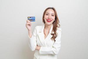 retrato, hermoso, mujer asiática, tenencia, tarjeta de crédito foto