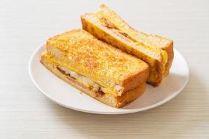 tostadas francesas jamón tocino queso sándwich foto