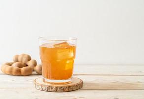 Deliciosa bebida dulce jugo de tamarindo y cubito de hielo. foto