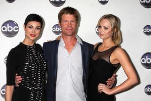 los angeles 10 de enero - morena baccarin, joel gretsch, laura vandervoort llega a la fiesta de la gira de prensa de disney abc television group s tca winter 2011 el 10 de enero de 2011 en pasadena, ca foto