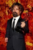 los angeles, 20 de septiembre - peter dinklage en la fiesta posterior a los premios emmy en horario estelar de hbo en el pacific design center el 20 de septiembre de 2015 en west hollywood, ca foto