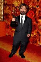 los angeles, 20 de septiembre - peter dinklage en la fiesta posterior a los premios emmy en horario estelar de hbo en el pacific design center el 20 de septiembre de 2015 en west hollywood, ca foto