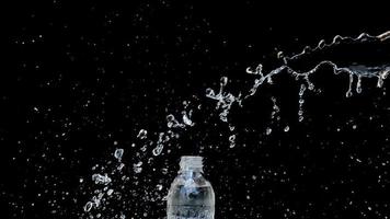 Chorro de agua abstracto se estrella sobre un fondo negro foto