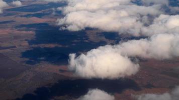 vista aérea cloudscape do avião descendente, chegando ao aeroporto de novosibirsk, federação russa