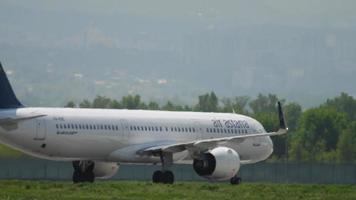 almaty, kazachstan 4 mei 2019 - airbus a321 van air astana taxiën op de startbaan op de luchthaven van almaty, kazachstan. vliegtuig rijden op het vliegveld, afstandsschot video