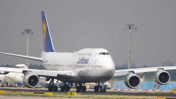 frankfurt am main, alemanha 19 de julho de 2017 - lufthansa boeing 747 d abyf chamado sachsen anhalt taxiing to start. fraport, frankfurt, alemanha video