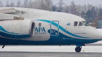 novosibirsk, russische federatie 22 januari 2017 - antonov en 148 angara airlines taxiën voor het opstijgen. onofficiële spotting op de luchthaven van tolmachevo ovb video