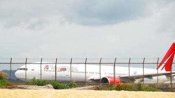 Phuket, Thailand 27 november 2019 - Royal Flight Airlines Boeing 777 taxiën naar startbaan voor vertrek vanaf de internationale luchthaven van Phuket video