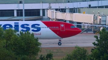 phuket, thailand 3. dezember 2018 - edelweiss air airbus a340 hb jmg rollt nach der landung am internationalen flughafen phuket am frühen morgen video