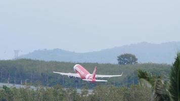 phuket, thailand 28. november 2019 - thai airasia airbus a320 hs bbg abflug und aufstieg, flughafen phuket. video