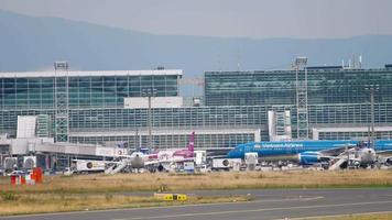 frankfurt am main, duitsland 17 juli 2017 - vietnam airlines boeing 787 dreamliner vn a863 slepen met een tractor van dienst. fraport, frankfurt, duitsland video