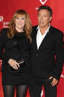 los angeles, 8 de febrero - patti scialfa, bruce springsteen llega a la gala de la persona musical del año 2013 en honor a bruce springsteen el 8 de febrero de 2013 en los angeles, ca foto