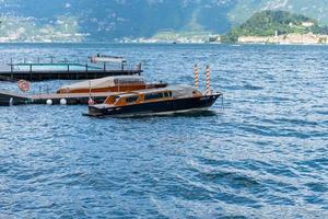 barcos riva en el lago de como foto