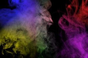humo colorido abstracto aislado sobre fondo negro, polvo de arco iris foto