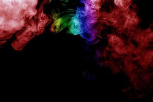 humo abstracto aislado sobre fondo negro, polvo de arco iris foto