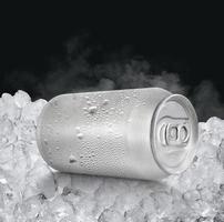 una lata de aluminio helada sin marca con vapor frío un fondo de estudio oscuro aislado - 3D Render foto