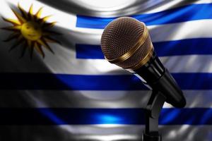 micrófono en el fondo de la bandera nacional de uruguay, ilustración 3d realista. premio de música, karaoke, radio y equipo de sonido de estudio de grabación foto