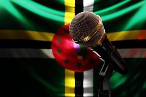 micrófono en el fondo de la bandera nacional de dominica, ilustración 3d realista. premio de música, karaoke, radio y equipo de sonido de estudio de grabación foto