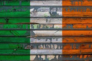 la bandera nacional de irlanda está pintada en tablas irregulares. símbolo del país. foto
