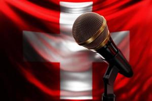 micrófono en el fondo de la bandera nacional de suiza, ilustración 3d realista. premio de música, karaoke, radio y equipo de sonido de estudio de grabación foto