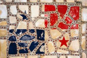 bandera nacional de panamá sobre fondo de pared de piedra. bandera de bandera sobre fondo de textura de piedra. foto