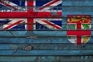 la bandera nacional de fiji está pintada en tablas irregulares. símbolo del país. foto