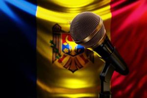 micrófono en el fondo de la bandera nacional de moldavia, ilustración 3d realista. premio de música, karaoke, radio y equipo de sonido de estudio de grabación foto
