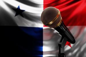 micrófono en el fondo de la bandera nacional de panamá, ilustración 3d realista. premio de música, karaoke, radio y equipo de sonido de estudio de grabación foto