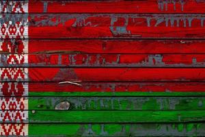 la bandera nacional de bielorrusia está pintada en tablas irregulares. símbolo del país. foto