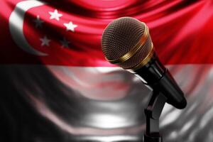 micrófono en el fondo de la bandera nacional de singapur, ilustración 3d realista. premio de música, karaoke, radio y equipo de sonido de estudio de grabación foto