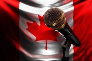micrófono en el fondo de la bandera nacional de canadá, ilustración 3d realista. premio de música, karaoke, radio y equipo de sonido de estudio de grabación foto