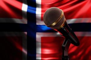 micrófono en el fondo de la bandera nacional de noruega, ilustración 3d realista. premio de música, karaoke, radio y equipo de sonido de estudio de grabación foto