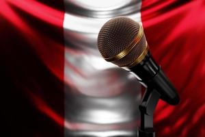 micrófono en el fondo de la bandera nacional de perú, ilustración 3d realista. premio de música, karaoke, radio y equipo de sonido de estudio de grabación foto