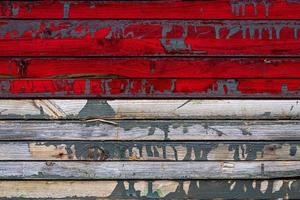 la bandera nacional de indonesia está pintada en tablas irregulares. símbolo del país. foto