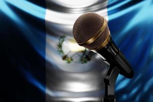 micrófono en el fondo de la bandera nacional de guatemala, ilustración 3d realista. premio de música, karaoke, radio y equipo de sonido de estudio de grabación foto