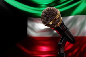 micrófono en el fondo de la bandera nacional de kuwait, ilustración 3d realista. premio de música, karaoke, radio y equipo de sonido de estudio de grabación foto