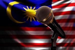 micrófono en el fondo de la bandera nacional de malasia, ilustración 3d realista. premio de música, karaoke, radio y equipo de sonido de estudio de grabación foto