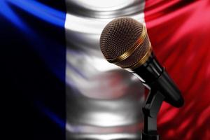 micrófono en el fondo de la bandera nacional de francia, ilustración 3d realista. premio de música, karaoke, radio y equipo de sonido de estudio de grabación foto