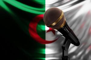 micrófono en el fondo de la bandera nacional de argelia, ilustración 3d realista. premio de música, karaoke, radio y equipo de sonido de estudio de grabación foto