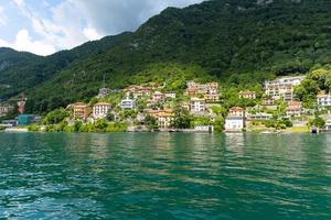 pequeña ciudad en el lago de como foto