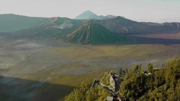 vacker flygvy, toppen av berget bromo i malang, östra java - indonesien. video